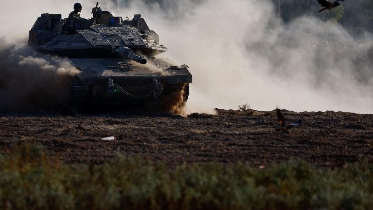 Tanque israelí maniobra cerca de la frontera entre Israel y Gaza, en Israel