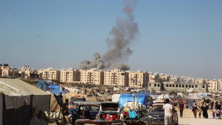 Volute di fumo dopo un attacco israeliano contro un edificio residenziale a Khan Younis, nel sud di Gaza