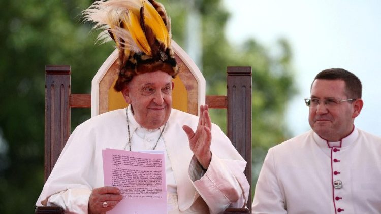 Papst Franzikus in Vanimo mit einem Federhut, ein Geschenk der Gemeinde