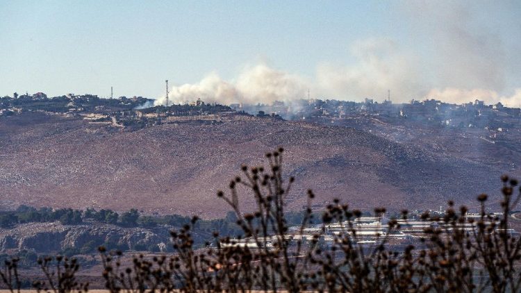 Colonne di fumo si alzano dal Libano dopo i raid israeliani 