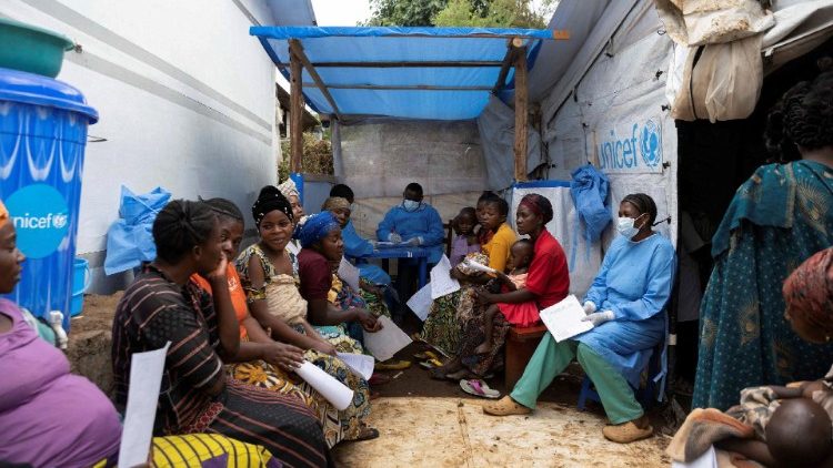 Pazienti sospetti di mpox attendono un consulto presso il centro di trattamento dell'ospedale di Kavumu, in RDC