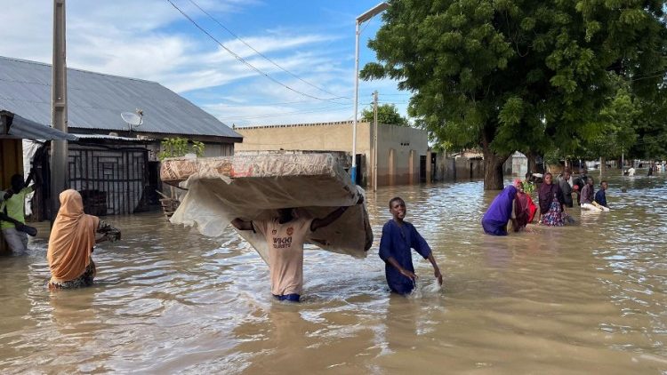 Residentes, fugindo, das áreas afectadas, com poucos haveres, durante as operações de resgate em Maiduguri