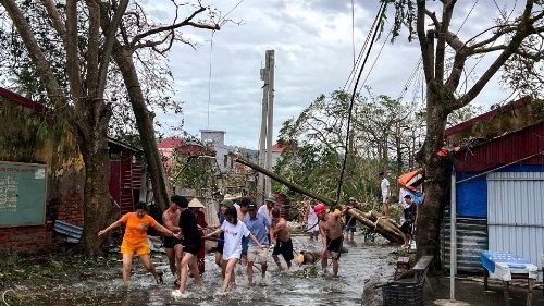 Pope prays for victims of floods in Asia, renews calls for peace