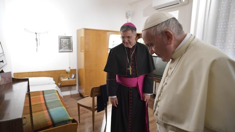 Franziskus besucht 2018 die Wohnung des ermordeten Priesters Pino Puglisi