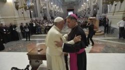 Papa Francesco con l'arcivescovo di Palermo Corrado Lorefice durante la visita nel capoluogo siciliano nel 2018