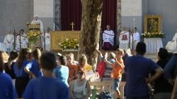 Papa gjatë kremtimit të meshës në solemnitetin e Korpit e të Gjakut të Krishtit, në famullinë e Zojës Ngushëlluese në Romë, më 23 qershor 2019