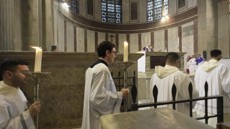 Ein Gottesdienst in der Basilika von Sant'Anselmo