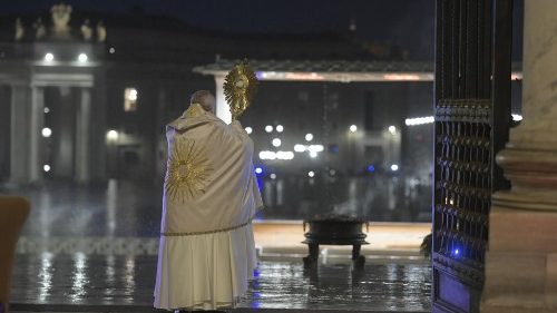 Bénédiction spéciale du pape Urbi et Orbi: `` Dieu tourne tout pour notre bien ''