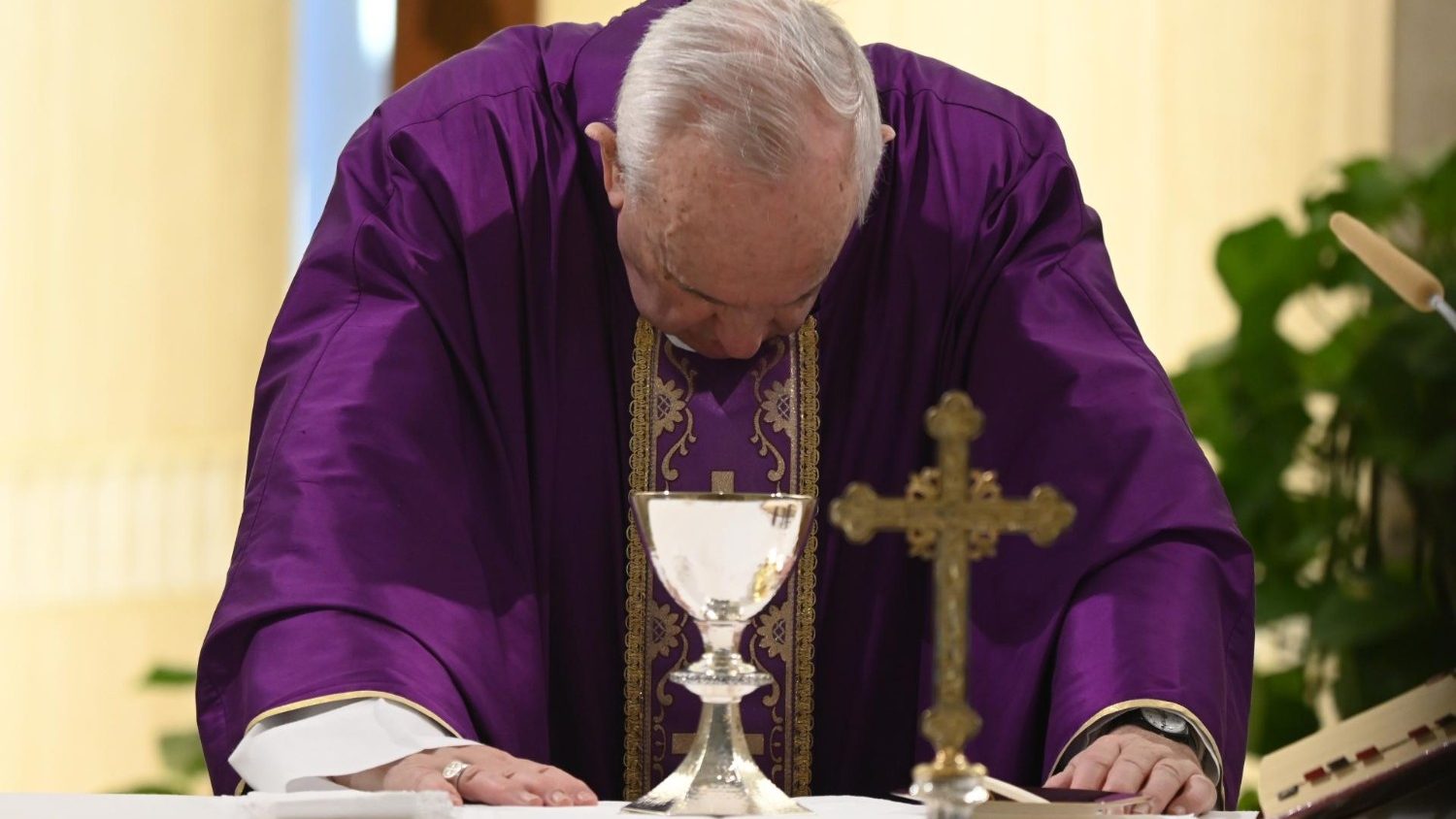 Come Servire La Messa.Il Papa Si Comincia A Vedere Gente Che Ha Fame La Chiesa Aiuti Chi Soffre Vatican News