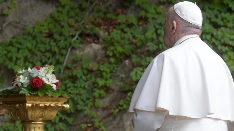 Papst Franziskus beim Gebet vor der Lourdes-Grotte in den Vatikanischen Gärten