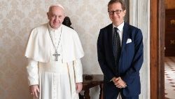 Papst Franziskus mit dem obersten Rechnungsprüfer im Vatikan, Alessandro Cassinis Righini