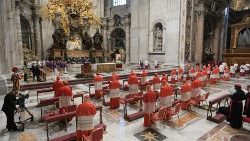 Kardinäle im Petersdom bei einer Papstmesse