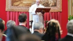 Papst Franziskus vor dem diplomatischen Corps