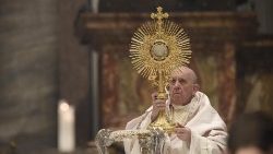 2021년 지극히 거룩하신 그리스도의 성체 성혈 대축일 미사를 거행하는 프란치스코 교황