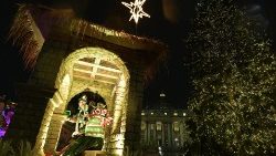 Die Weihnachtskrippe und der Christbaum auf dem Petersplatz