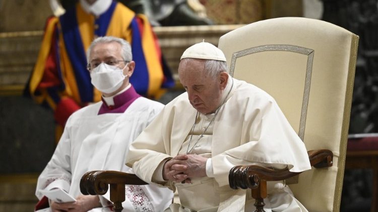 Papst Franziskus nahm an der Osternacht im Petersdom auf einem Sessel sitzend teil und ließ sich von Kardinal Re vertreten, der als Hauptzelebrant auch die Papstpredigt verlas