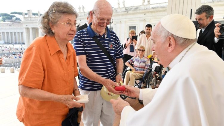 Papež František zdraví seniorský pár při generální audienci
