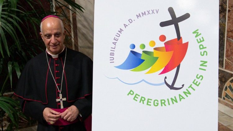 Erzbischof Fisichella und das Logo zum Heiligen Jahr 2025