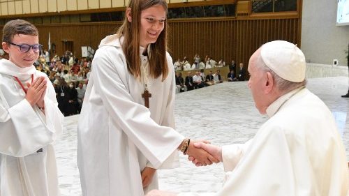 Servir la messe: une introduction au christianisme pour les jeunes