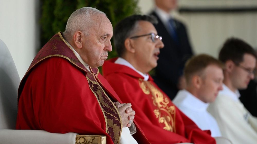 Papa encerra viagem ao Cazaquistão e crítico conservador se