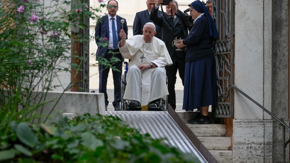 教宗前往条顿墓园为亡者祈祷- 梵蒂冈新闻网