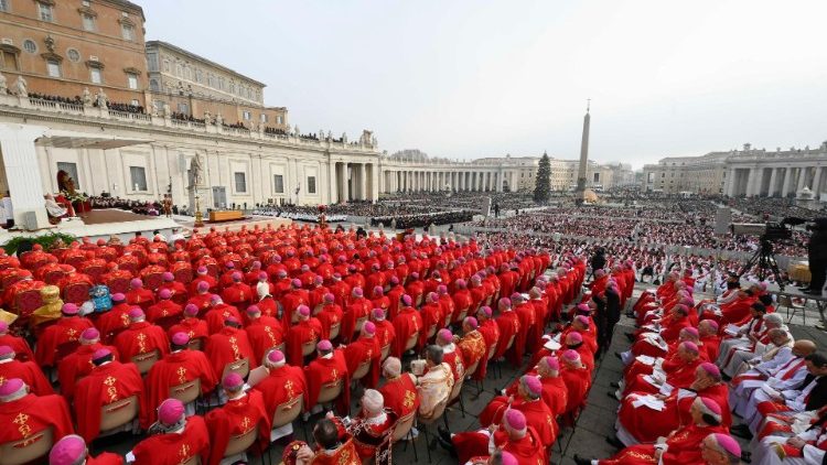 Biskupi i kardynałowie podczas mszy pogrzebowej