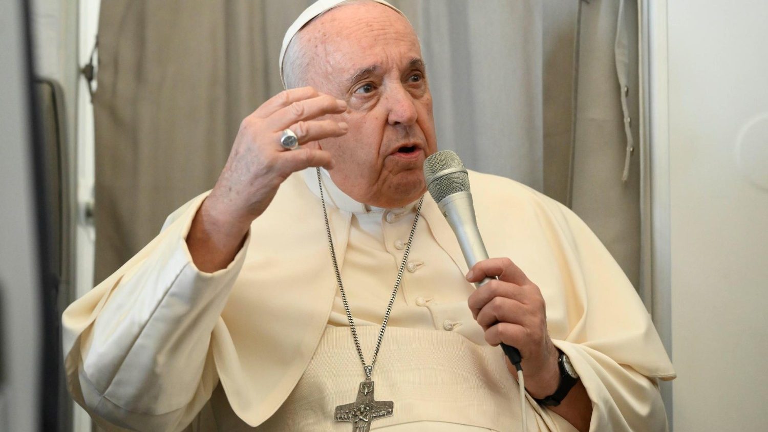Pope: 'Entire world at war and in self-destruction' - Vatican News
