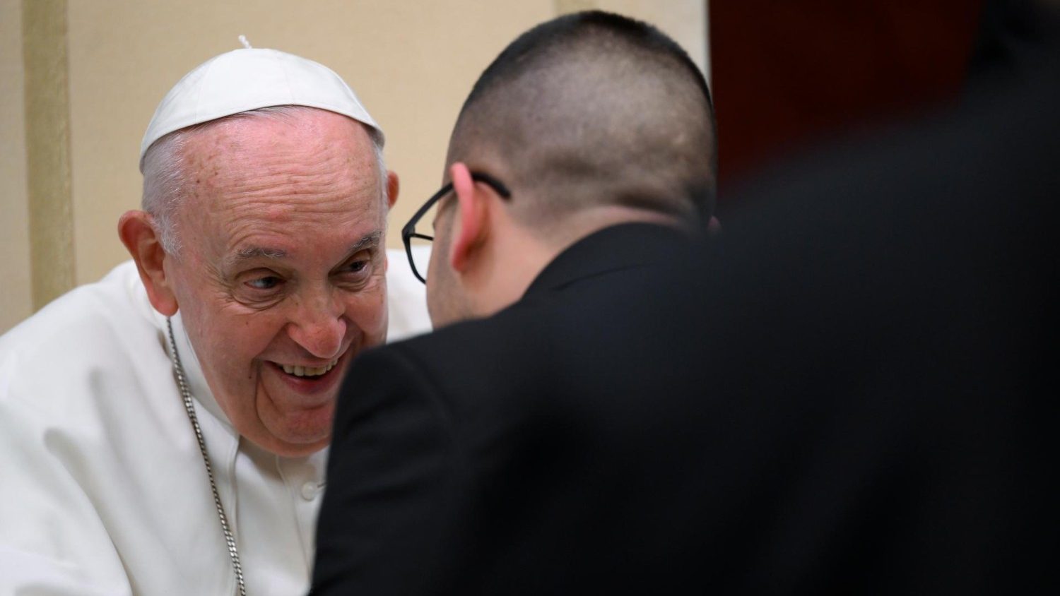 Papa saluda a un párroco