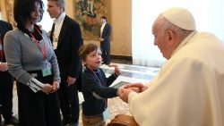 Ein Ordensvertreter, Mitglied des ARIS-Verbandes, schüttelt dem Papst bei der Audienz die Hand