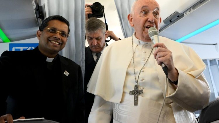 Papież rozmawia z dziennikarzami podczas lotu