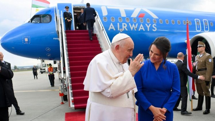 Paavi Franciscus hyvästelee Unkarin presidenttiä Budapesztin lentokentällä 