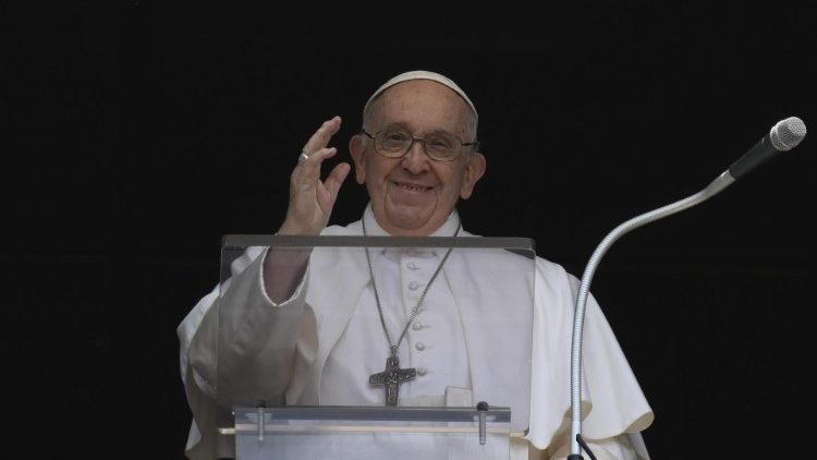 El Papa sonriente saluda a los fieles en la plaza de San Pedro a la hora del Ãngelus