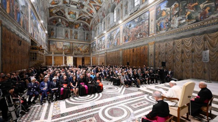 Papež hovoří k umělcům v Sixtinské kapli