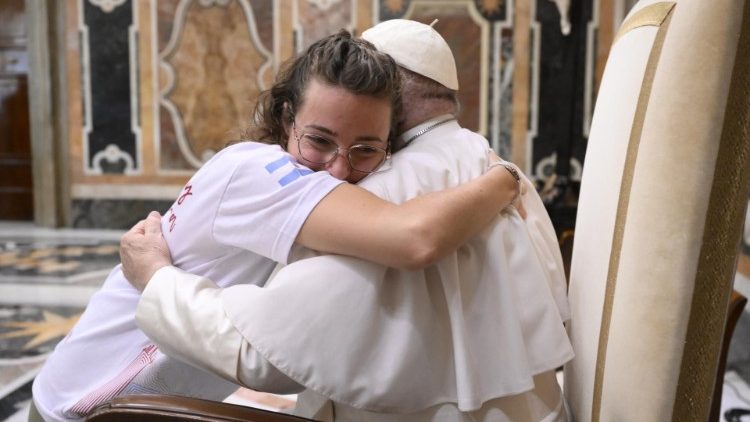 Papež objímá mladou dívku z Argentiny, která putuje na Světové dny mládeže do Lisabonu