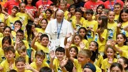 Papst Franziskus besucht die Jungen und Mädchen der vatikanischen Ferienfreizeit 2023