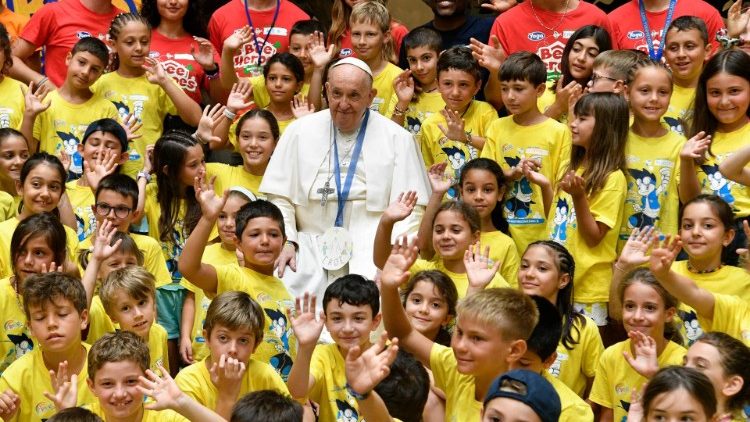 Papst Franziskus besucht die Jungen und Mädchen der vatikanischen Ferienfreizeit 2023