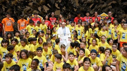 El abrazo del Papa a los niños del centro veraniego en el Vaticano