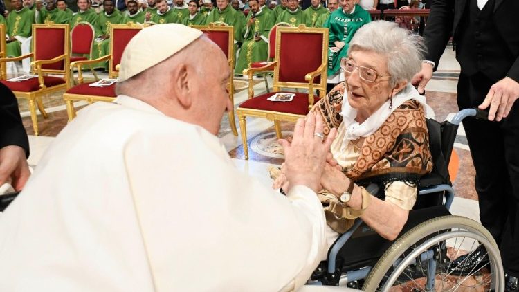 האפיפיור פרנציסקוס ואשה מבוגרת