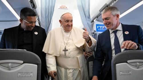 El Papa en el avión a Lisboa: Volveré rejuvenecido de la JMJ