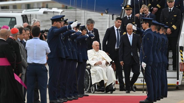 Papa Franjo sletio u glavni portugalski grad nešto prije 11 sati prema srednjoeuropskome vremenu