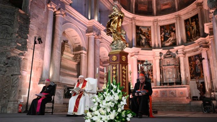 Večernja molitva u samostanu Jeronimos u Lisabonu 