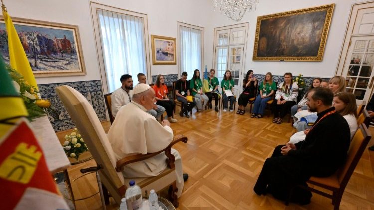 O encontro do Papa na Nunciatura em Lisboa com um grupo de jovens ucranianos (Vatican Media)