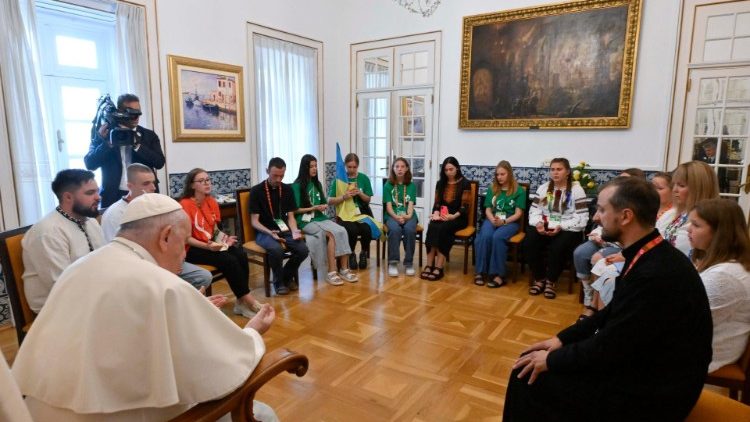 Skupina mladih u molitvi "Oče naš" uz predvođenje pape Franje