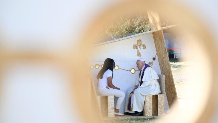 Papa confessando a jovem da Guatemala