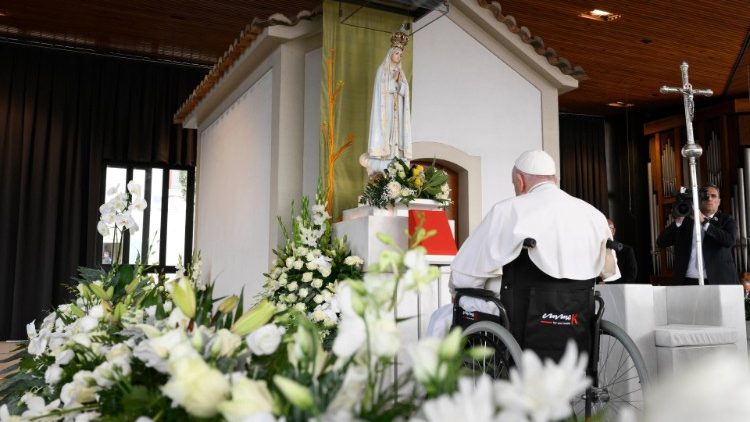 파티마의 복되신 동정 마리아께 기도하는 교황