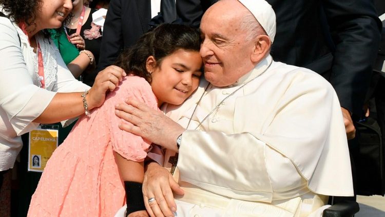 어린 소녀를 안아주는 프란치스코 교황