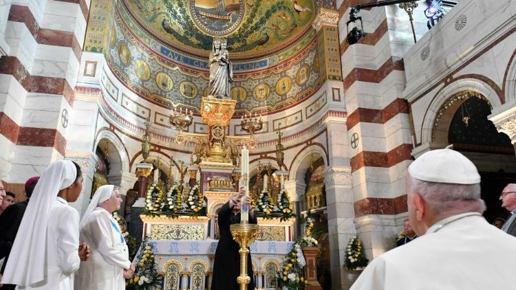 노트르담 드 라 가르드 대성당의 성모님께 기도하는 프란치스코 교황