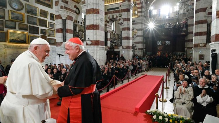 장 마르크 아블린 추기경의 환영사에 감사를 표하는 교황