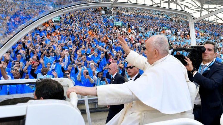 교황전용차를 타고 마르세유 벨로드롬 경기장에 도착한 프란치스코 교황