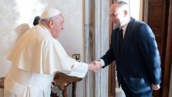 Papa Francisc și deputatul Silviu Vexler, președinte al Federației Comunităților Evreiești din România